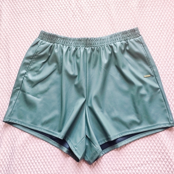 Fabletics, New, Smoke Green Vegan Leather High Waisted Pull-on Shorts, Size 1X - Picture 8 of 9